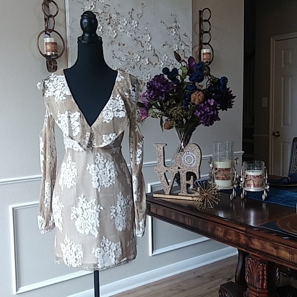 NWT Missguided Ruffle Floral Lace Mini Dress. Size 6 - Picture 13 of 17